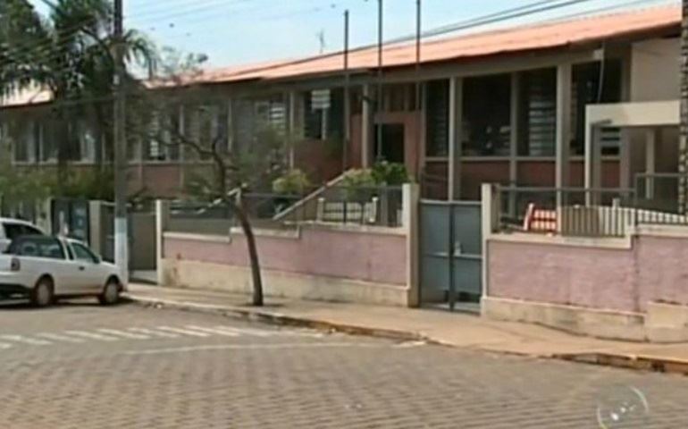 Meninas agridem PMs após briga em frente a escola em Cerqueira César