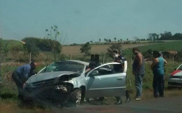 Idoso fica ferido após capotar carro na SP-255 em Taquarituba