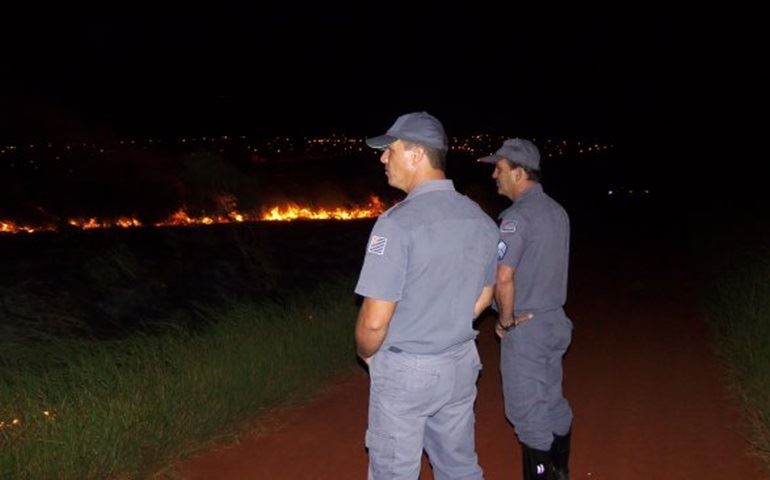 Fogo destruiu uma área de pastagem em Arandu ontem a noite.