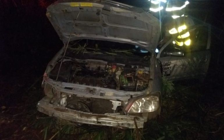 Cinco pessoas ficam feridas após carro bater em árvore em rodovia de Itaí