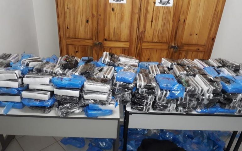 Polícia apreende cerca de R$ 210 mil em mercadorias contrabandeadas durante abordagem em Capão Bonit