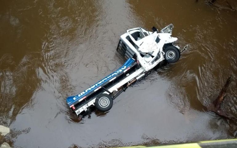 Caminhão arranca defensa metálica de ponte e cai no rio em Avaré