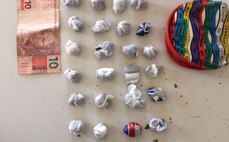 Homem é preso por tráfico de drogas após polícia encontrar porções de maconha em mochila