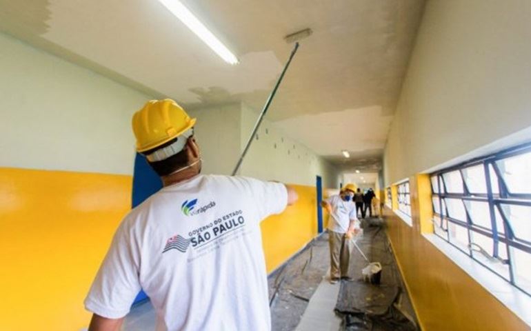 Reeducandos do sistema carcerário de Avaré, Itaí e Iaras trabalham na reforma de escolas públicas