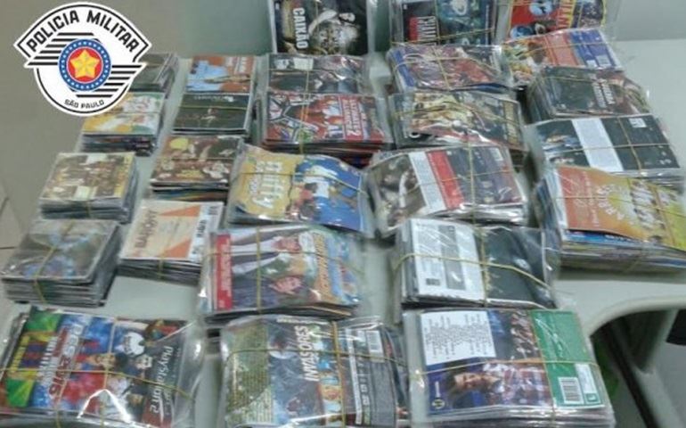 POLÍCIA MILITAR APREENDE CDS E DVDS PIRATAS