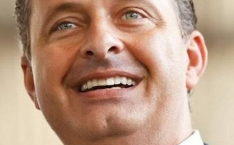 Morre o candidato à presidência Eduardo Campos em acidente aéreo em Santos (SP) 