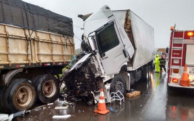 Colisão entre dois caminhões faz vítima grave na João MelãoUma colisão traseira entre dois caminhões