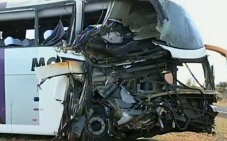 Batida entre caminhão e ônibus mata motorista e fere oito passageiros