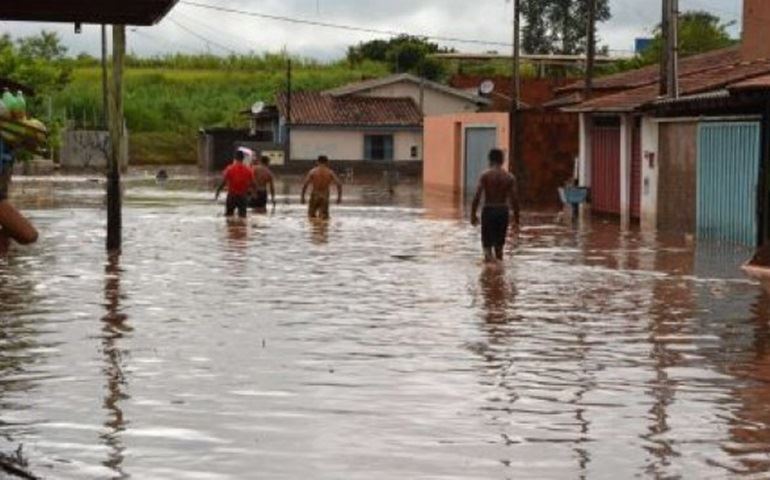 Parte de Lençóis Paulista permanece debaixo d'água