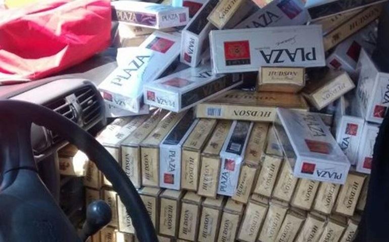 Polícia apreende carros lotados de cigarros ilegais na Castello Branco