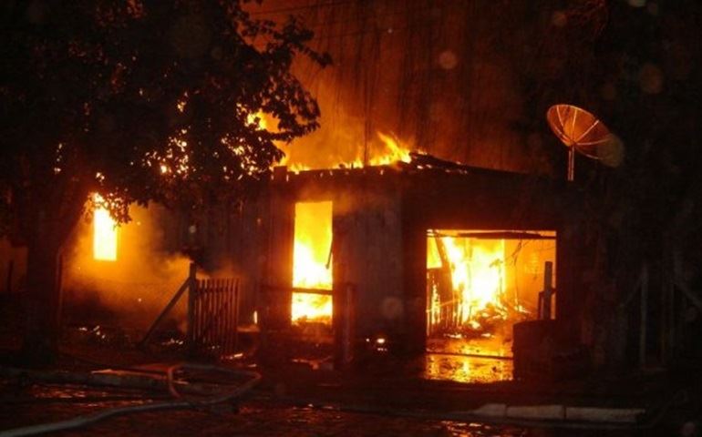 Incêndio deixa moradia totalmente destruída na madrugada em Avaré