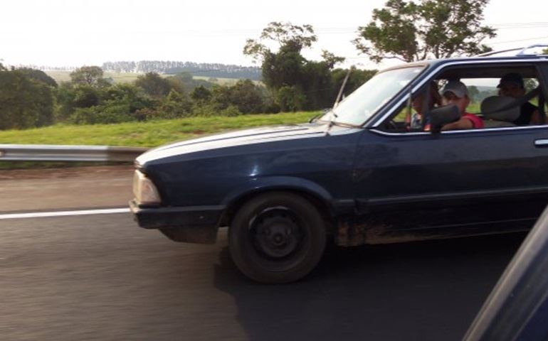  Ontem um Veículo caminhou  Quilômetros pelo acostamento  da contra mão em plena João Mellão.  