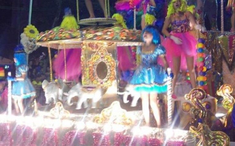 Atraso de três horas e chuva marcam desfile do carnaval 2015 em Angatub