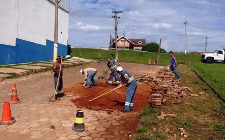 Equipe de calceteiros realiza reparos na Rua Mato Grosso