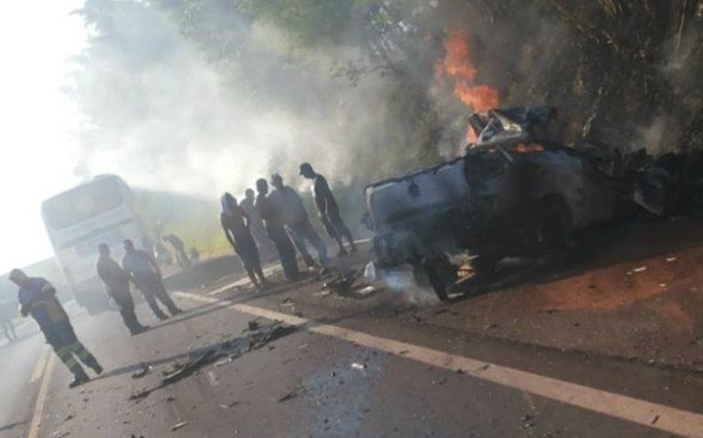 Vídeo mostra carro em chamas após acidente que matou motorista