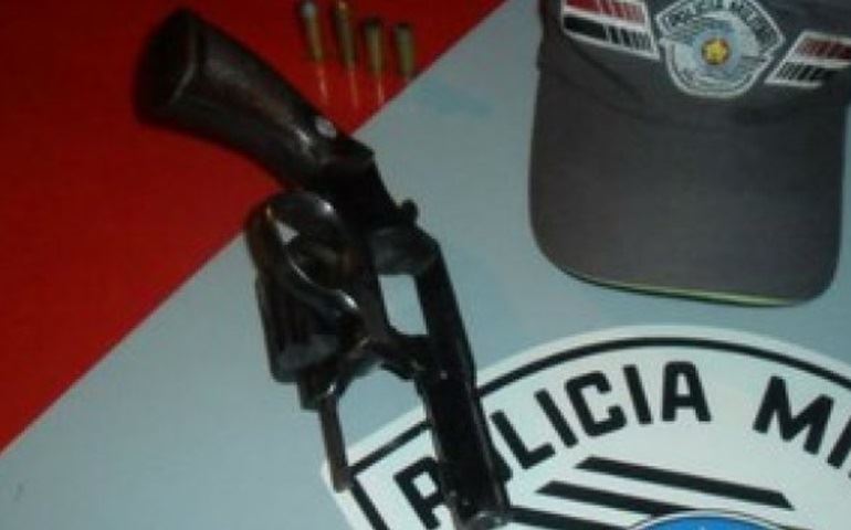 Homem é preso por porte ilegal de arma de fogo em Itaí