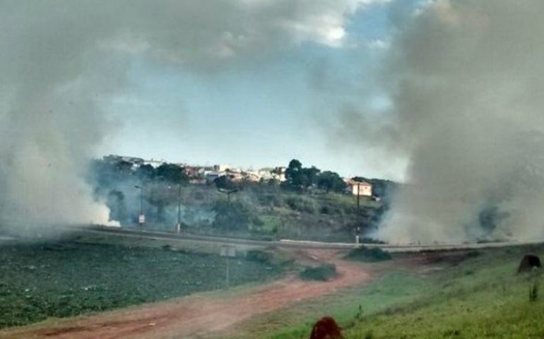 Fogo em mato às margens de rodovia atrapalha visibilidade em Avaré