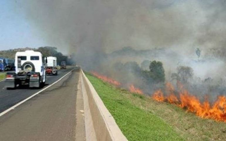 Agosto é o mês de maior incidência de queimadas nas rodovias, diz Artesp