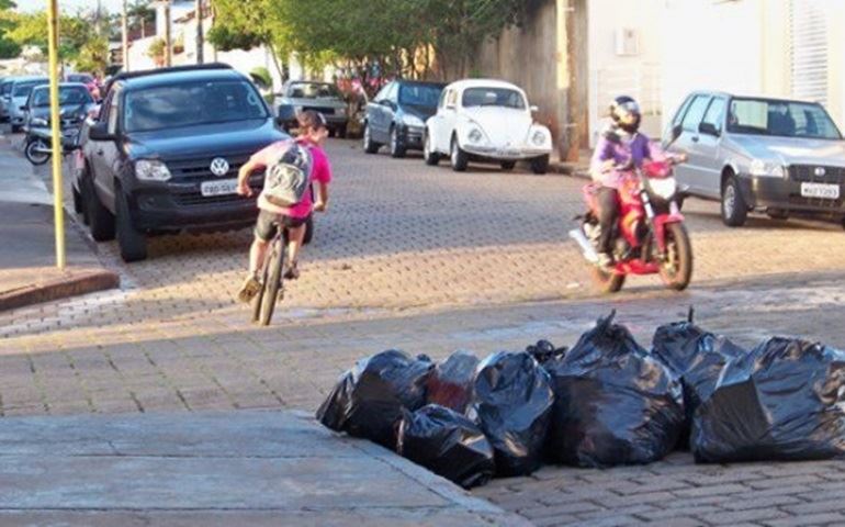 Acúmulo de lixo prejudica bairro e escola no Camargo