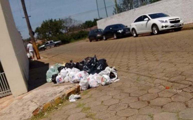 Paulo Novaes culpa servidores na falha da coleta de lixo