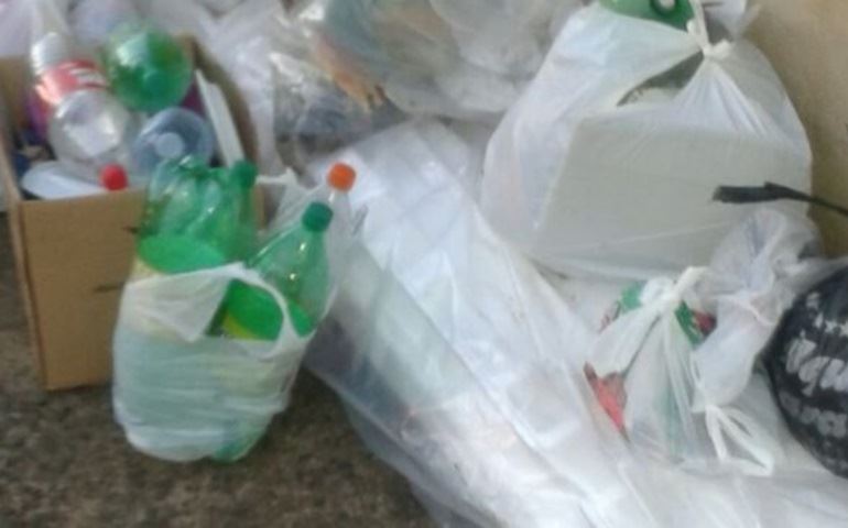 Moradores da Avenida 3 Marias reclamam do lixo
