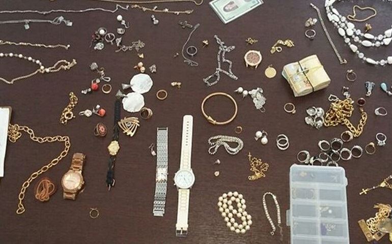 Mulher é presa por receptação com joias furtadas e R$ 7 mil em Tatuí
