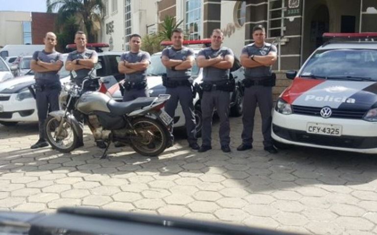 Bando de garotos acusados de furto de moto