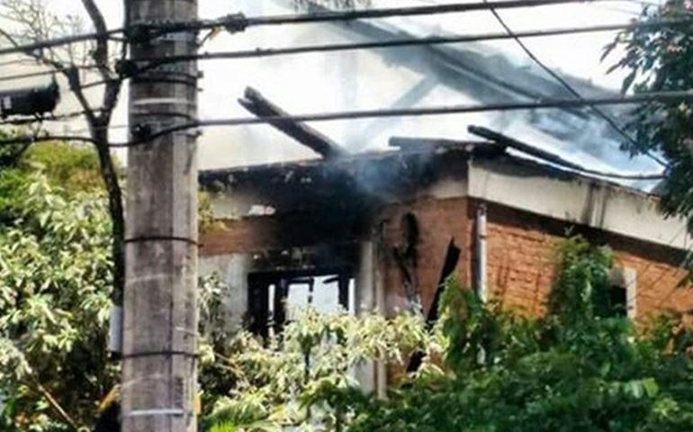 Incêndio atinge casa e destrói cômodos na área central de Boituva