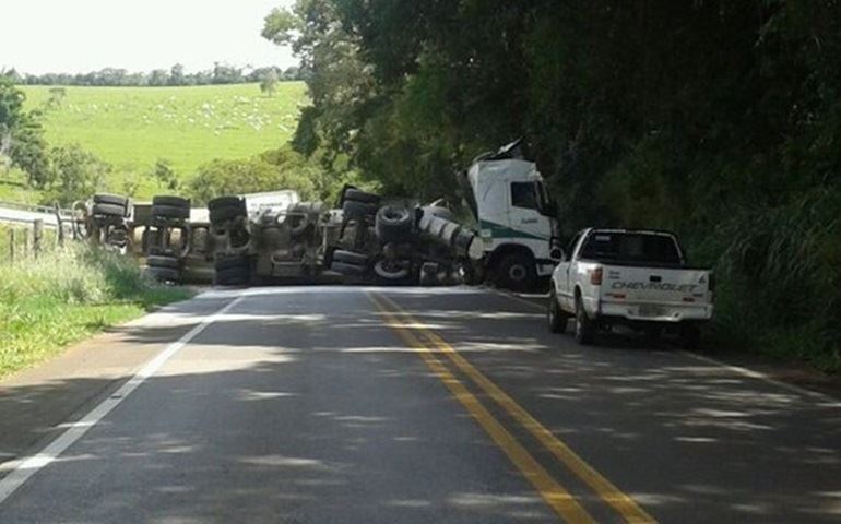 Acidente entre dois caminhões mata motorista e interdita via em Itararé