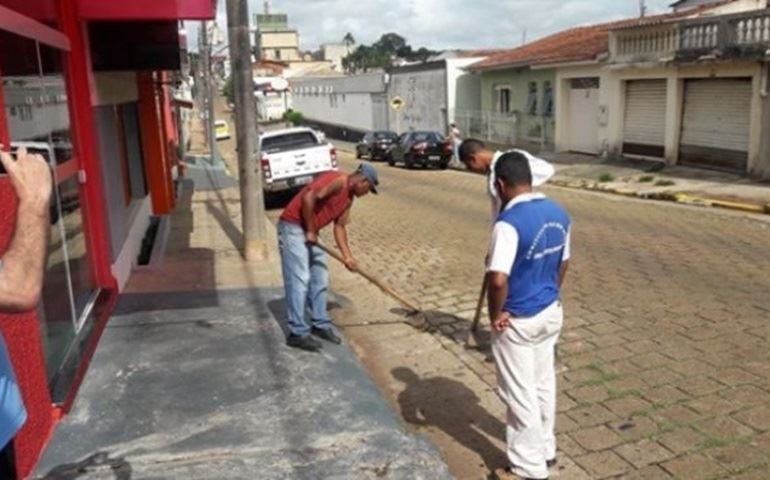 Prefeitura faz limpeza nas vias públicas e sarjetas