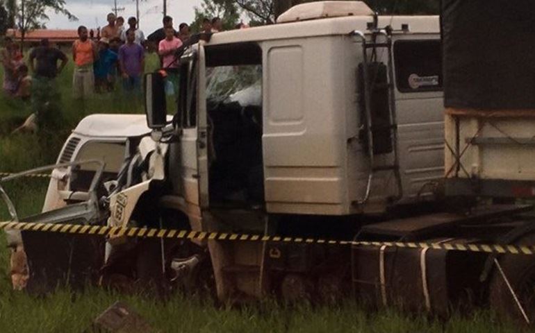 Motorista morre após veículo ser 'engolido' por carreta durante batida