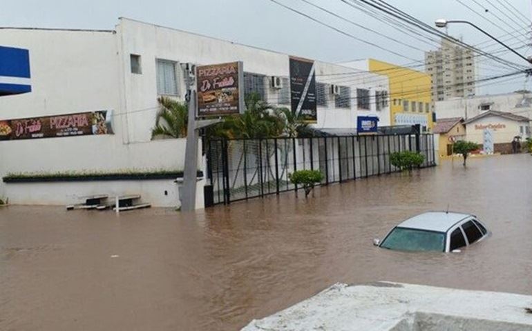 Temporal causa alagamentos e deixa carros submersos no Centro de Avaré