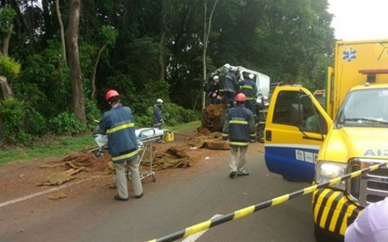 Acidente entre caminhões deixa duas pessoas feridas em Avaré