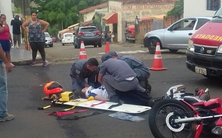 Batida entre carro e moto deixa mulher ferida em Avaré