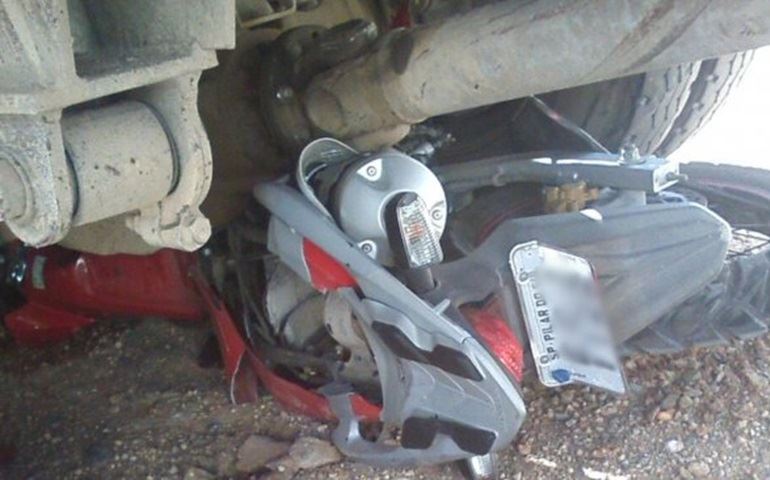 Motociclista morre após parar embaixo de caminhão durante batida em rodovia