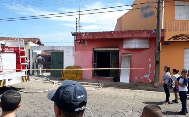 Incêndio atinge casa em bairro de Avaré e deixa móveis destruídos