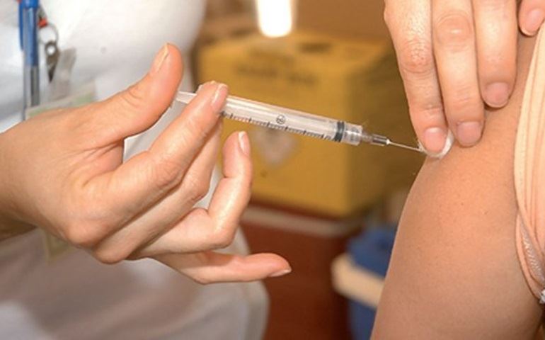 Pessoas fora do grupo de risco procuram vacinas contra gripe em clínicas particulares