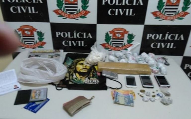 Homem e mulher são presos suspeitos de tráfico de drogas na Vila Jardim