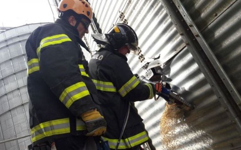 Bombeiros resgatam funcionários após grave acidente em silo de soja