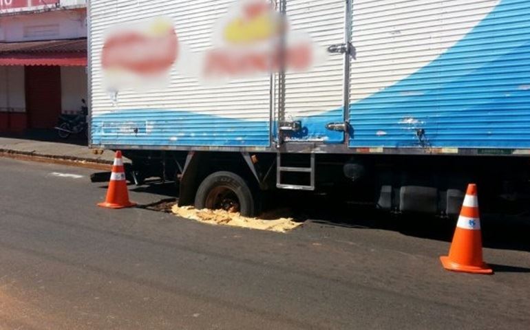 Caminhão fica atolado em buraco na área central de Avaré