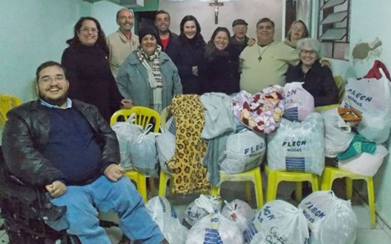 Rotary e Casa da Amizade doam cobertores a moradores de rua
