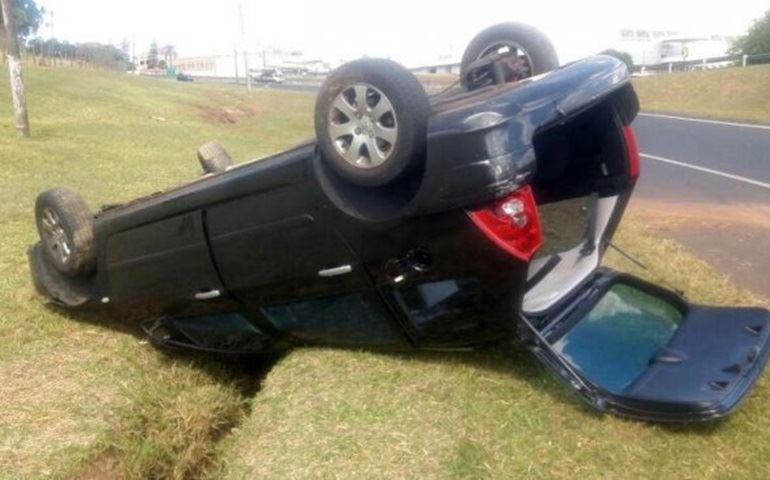 Motorista sai ileso após capotar veículo em rodovia de Tietê