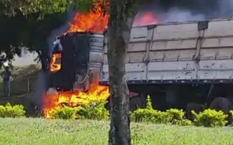 Caminhão pega fogo em rodovia de Itaí e motorista sai ileso