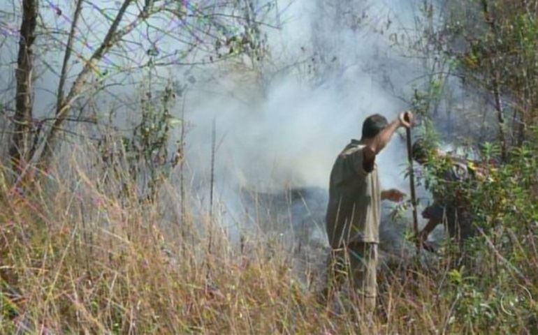 Incêndio de grandes proporções em mata mobiliza os bombeiros de Itapeva