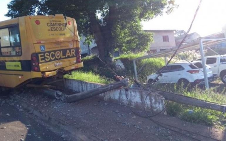 Motorista de ônibus do transporte escolar erra manobra e atinge poste em Avaré