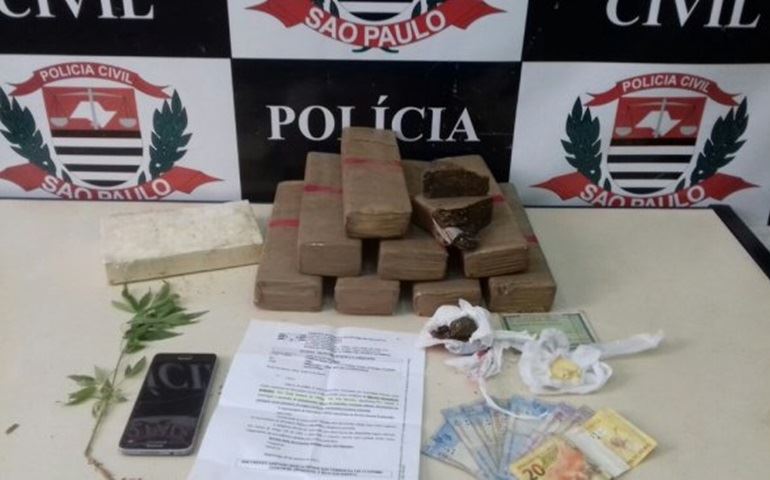 Polícia flagra jovem com tijolos de maconha e cocaína dentro de casa