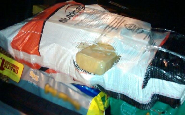 Polícia apreende mais de 180 kg de maconha em sacos de ração para cachorro no interior de SP