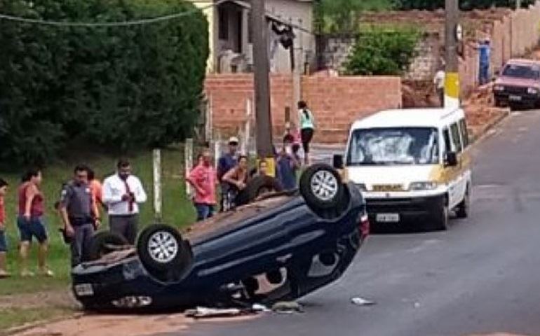 Veículo capota em acidente na Avenida Espanha em Avaré
