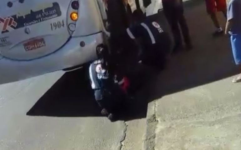 Passageira fica ferida após ser arrastada por ônibus em Avaré
