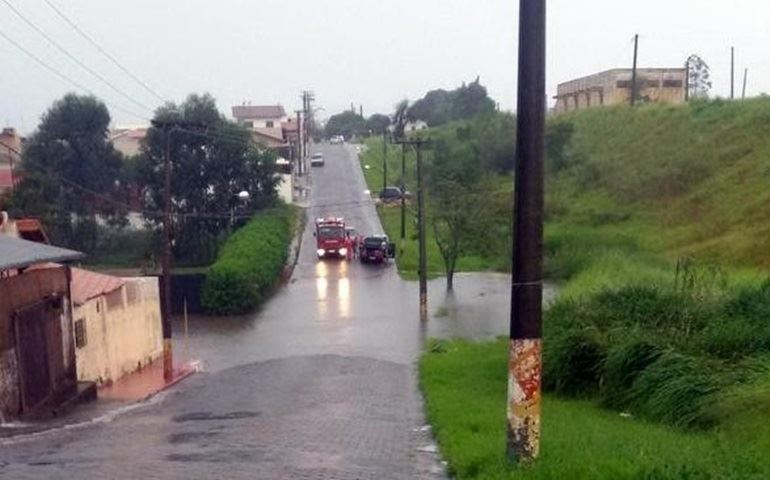Chuva forte deixa ruas alagadas em vários bairros; internautas registram